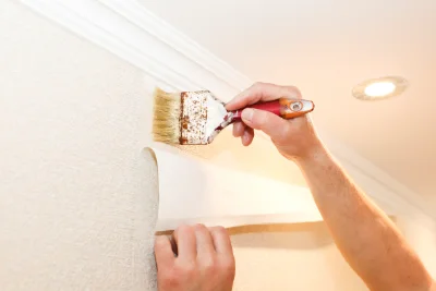 Pose de papier peint au Chay — revêtements muraux et toiles de verre